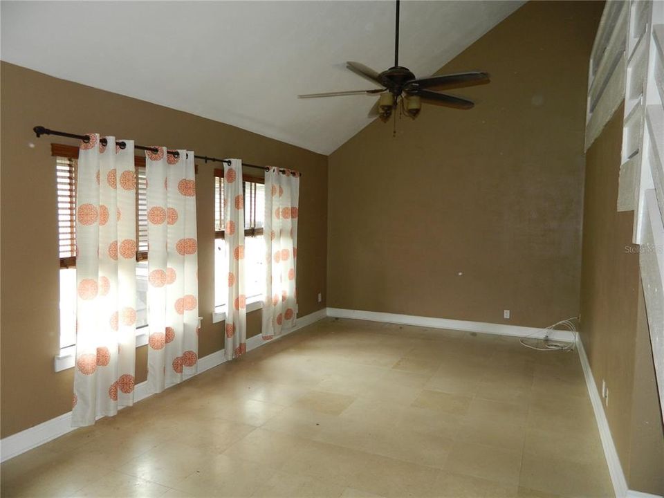 For Rent: $2,000 (3 beds, 3 baths, 1487 Square Feet)