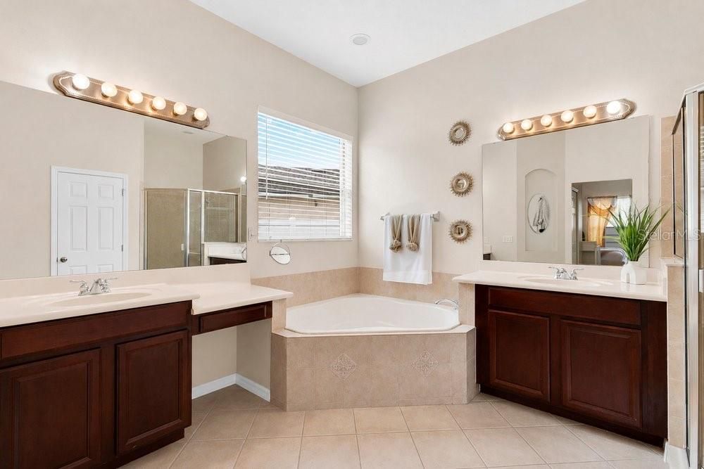 For Sale: $560,000 (4 beds, 3 baths, 3031 Square Feet)