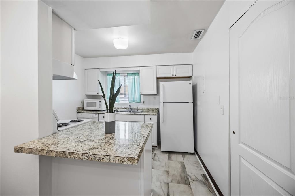 For Sale: $145,000 (2 beds, 2 baths, 967 Square Feet)
