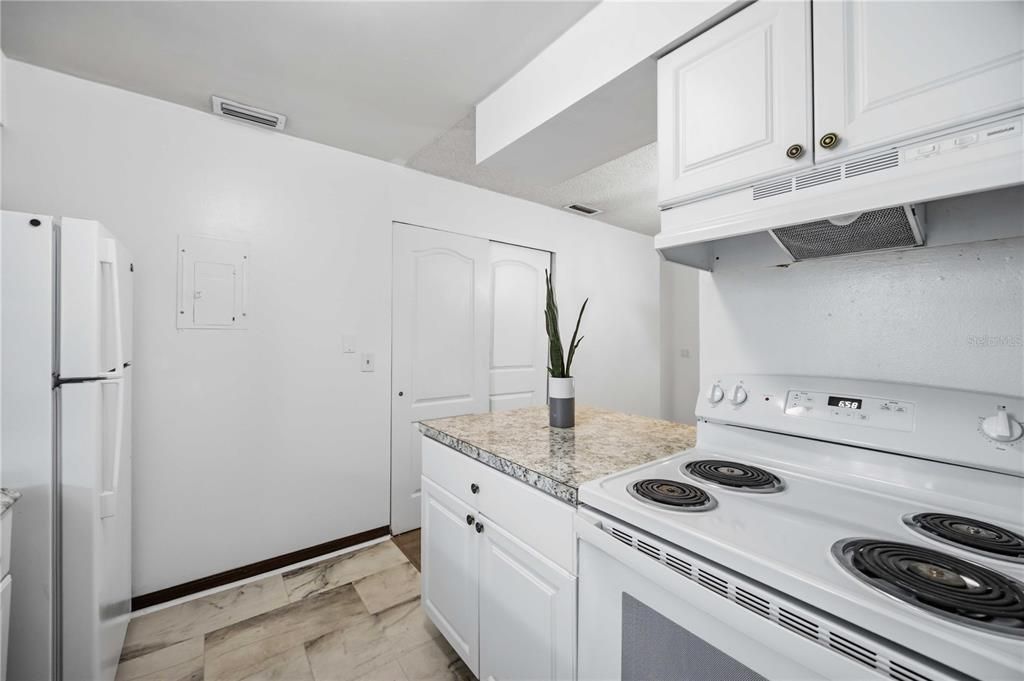 For Sale: $145,000 (2 beds, 2 baths, 967 Square Feet)