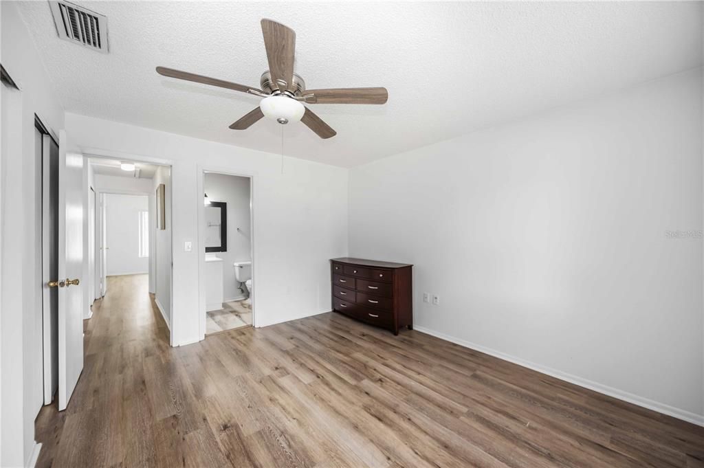 For Sale: $145,000 (2 beds, 2 baths, 967 Square Feet)