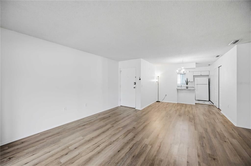For Sale: $145,000 (2 beds, 2 baths, 967 Square Feet)