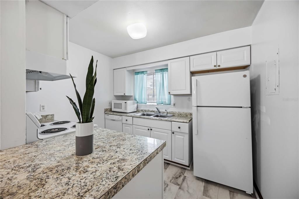 For Sale: $145,000 (2 beds, 2 baths, 967 Square Feet)