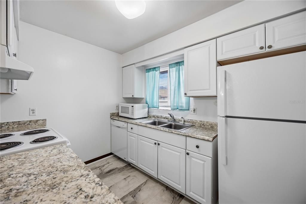 For Sale: $145,000 (2 beds, 2 baths, 967 Square Feet)