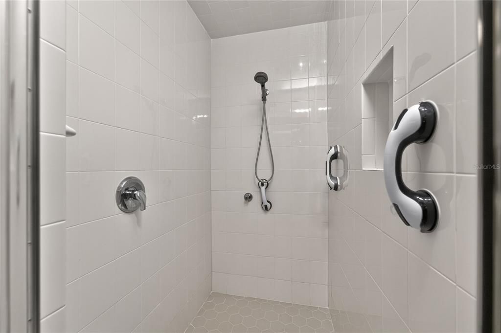 For Sale: $359,000 (4 beds, 2 baths, 2006 Square Feet)