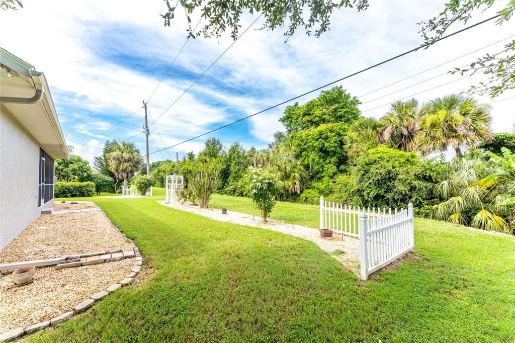 For Sale: $359,000 (4 beds, 2 baths, 2006 Square Feet)