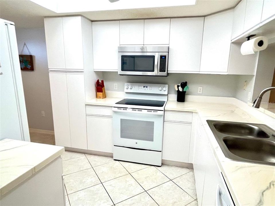 For Sale: $134,600 (2 beds, 2 baths, 1042 Square Feet)