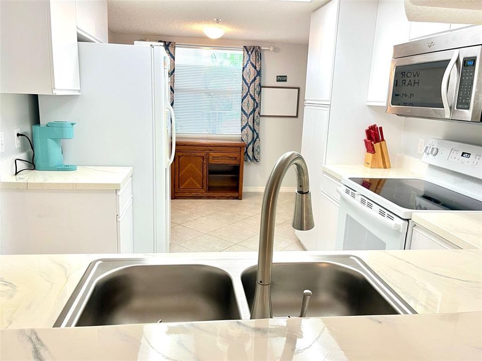 For Sale: $134,600 (2 beds, 2 baths, 1042 Square Feet)
