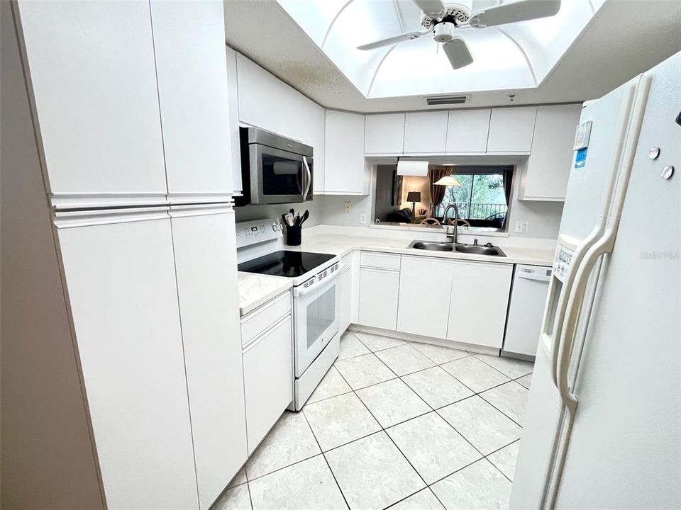 For Sale: $134,600 (2 beds, 2 baths, 1042 Square Feet)