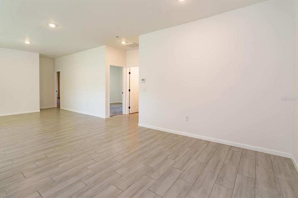На продажу: $414,999 (4 спален, 2 ванн, 1738 Квадратных фут)