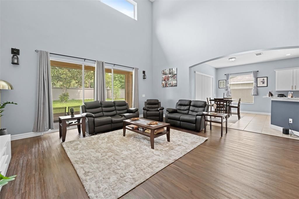 En Venta: $430,000 (4 camas, 3 baños, 2749 Pies cuadrados)