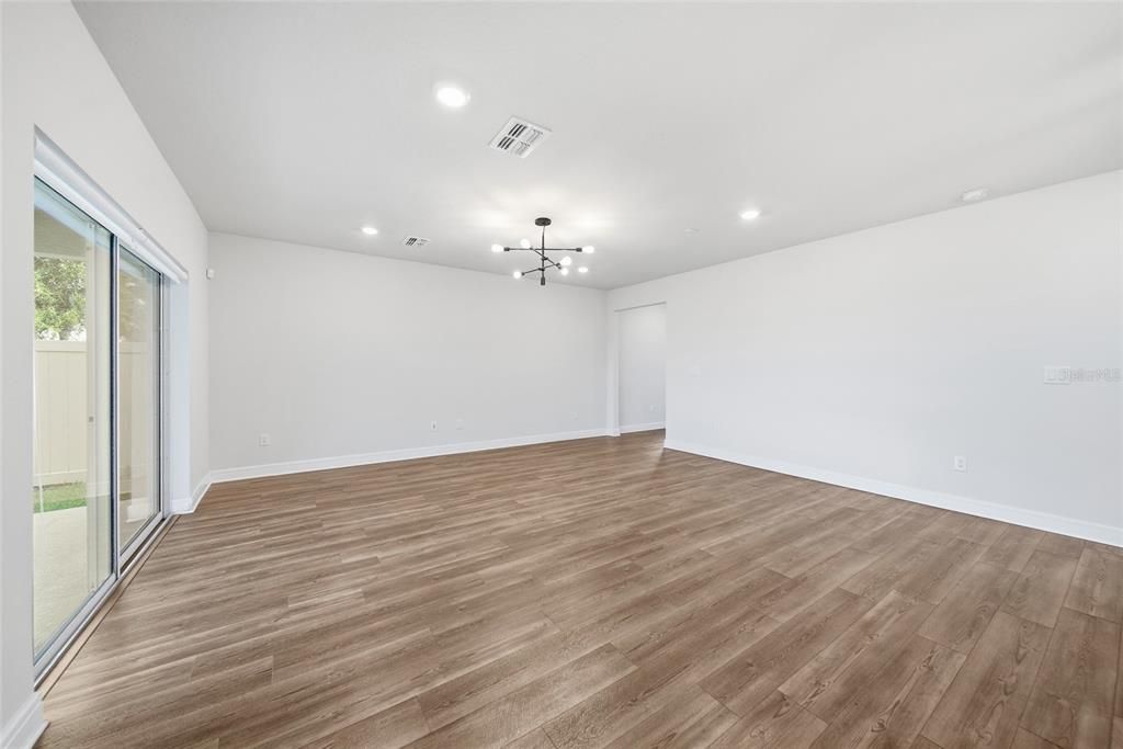 En Venta: $469,900 (5 camas, 3 baños, 2615 Pies cuadrados)