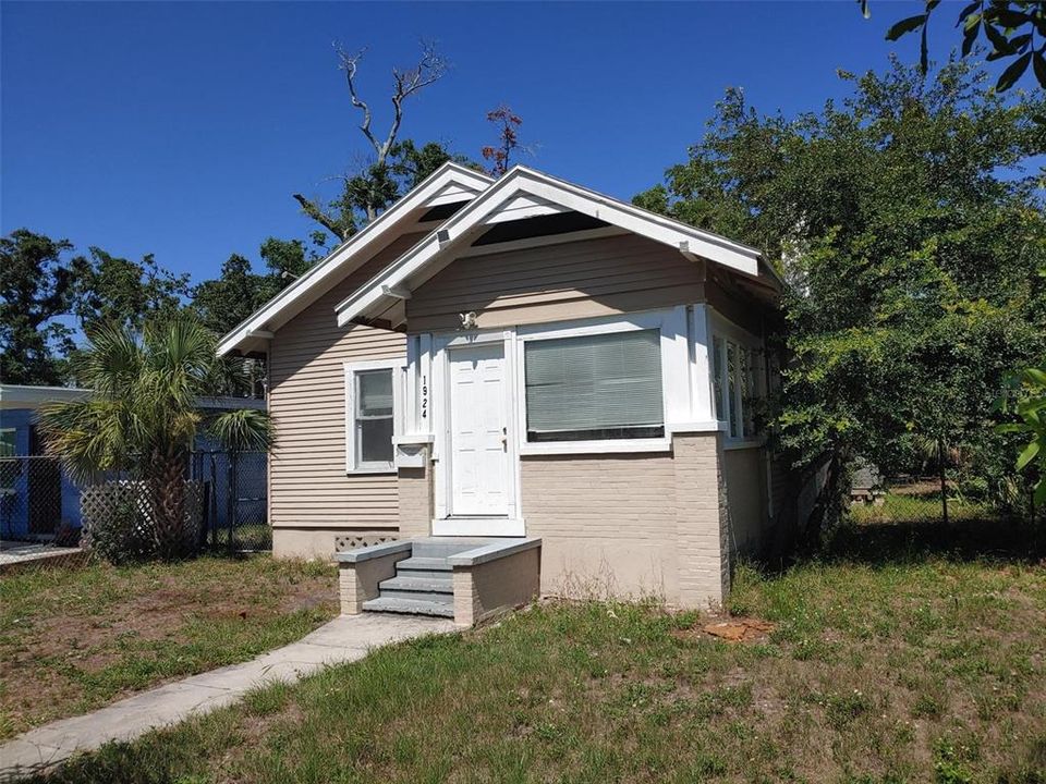 На продажу: $189,900 (2 спален, 1 ванн, 918 Квадратных фут)