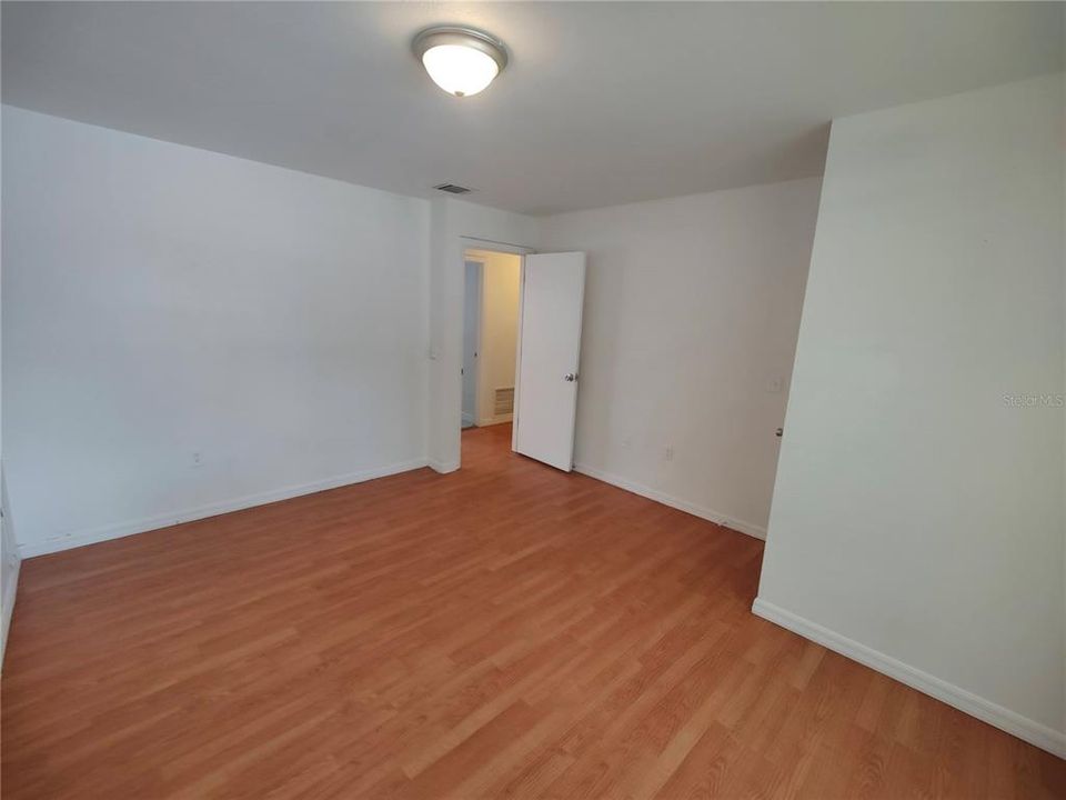 На продажу: $129,900 (2 спален, 1 ванн, 1048 Квадратных фут)