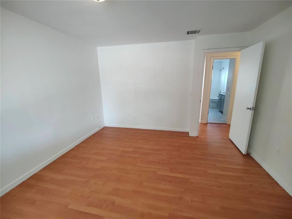 На продажу: $129,900 (2 спален, 1 ванн, 1048 Квадратных фут)