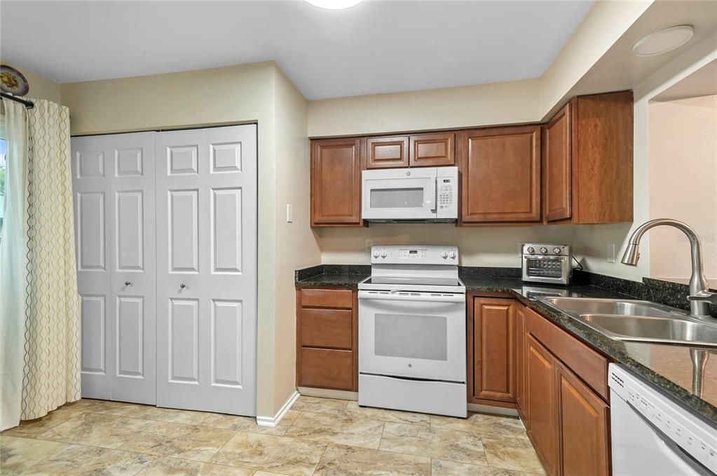 Active With Contract: $325,000 (3 beds, 3 baths, 1860 Square Feet)