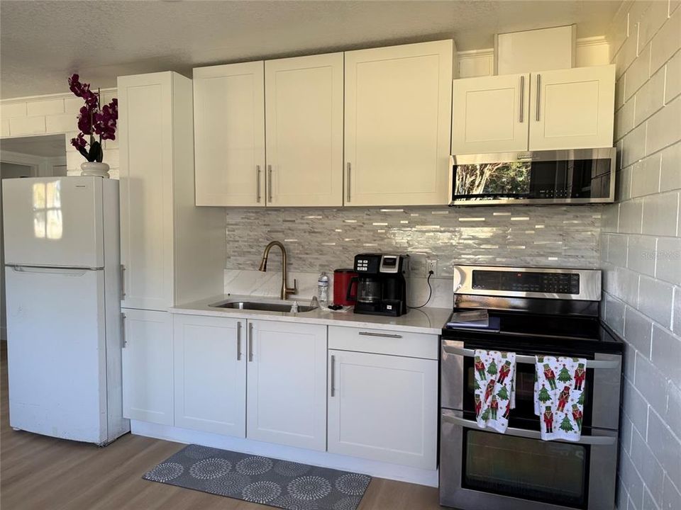 For Sale: $369,900 (5 beds, 2 baths, 1896 Square Feet)