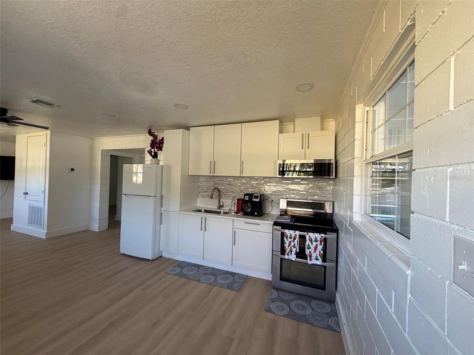 For Sale: $369,900 (5 beds, 2 baths, 1896 Square Feet)