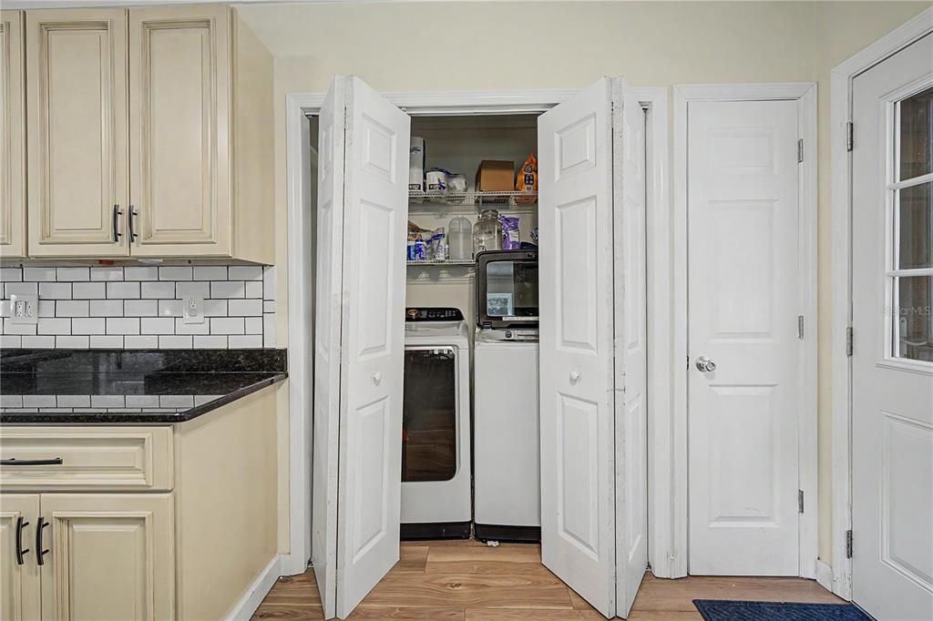 На продажу: $349,900 (3 спален, 2 ванн, 1296 Квадратных фут)