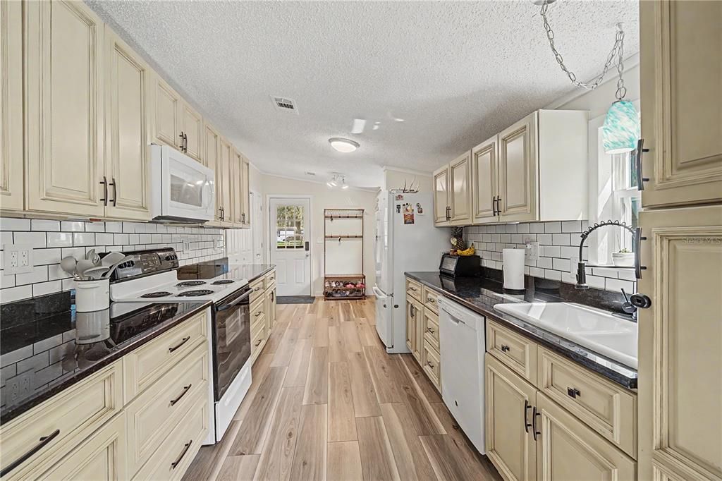 На продажу: $349,900 (3 спален, 2 ванн, 1296 Квадратных фут)