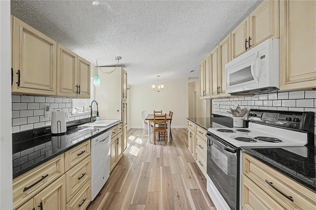 На продажу: $349,900 (3 спален, 2 ванн, 1296 Квадратных фут)