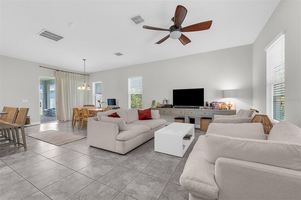 En Venta: $530,000 (3 camas, 2 baños, 2138 Pies cuadrados)