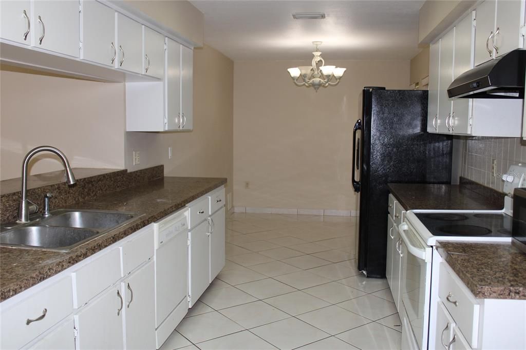 En Venta: $379,900 (4 camas, 2 baños, 1596 Pies cuadrados)