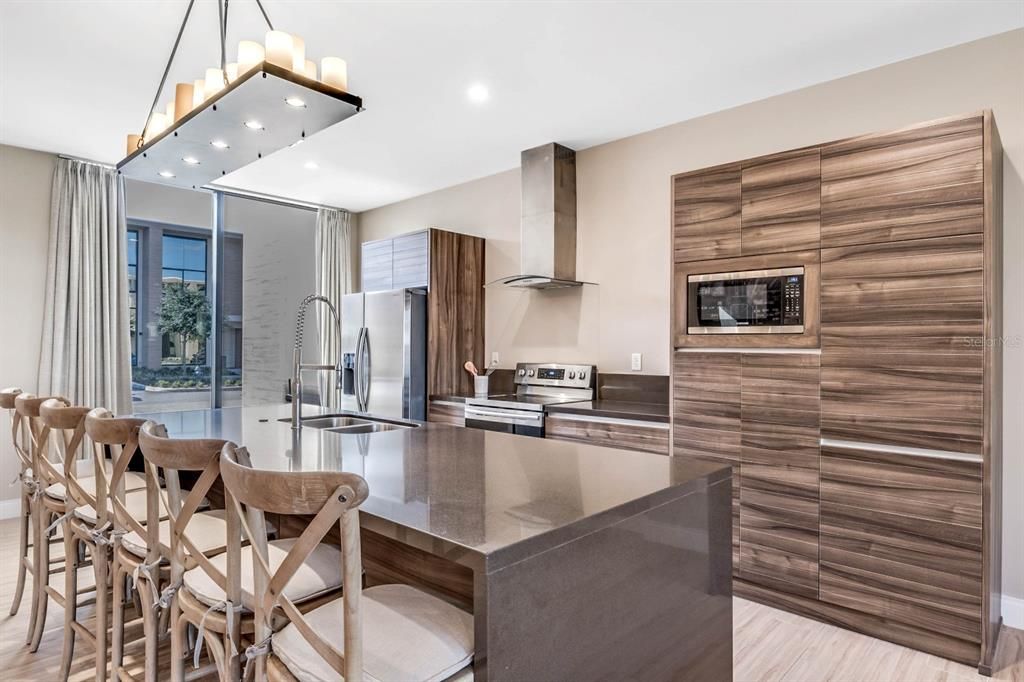 En Venta: $475,000 (3 camas, 4 baños, 2195 Pies cuadrados)