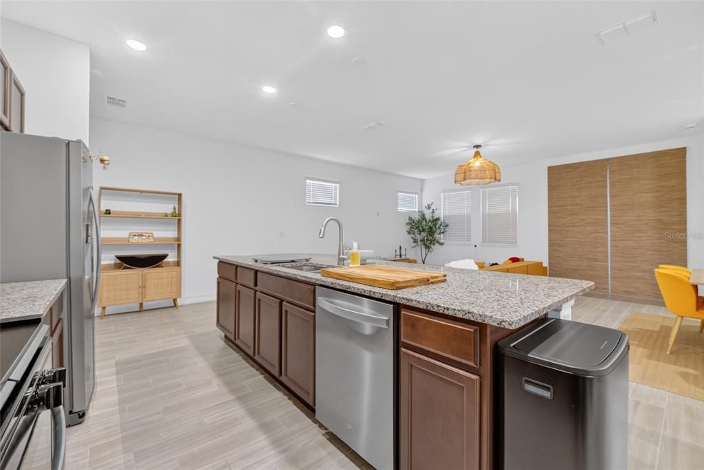 For Sale: $279,900 (2 beds, 2 baths, 1562 Square Feet)