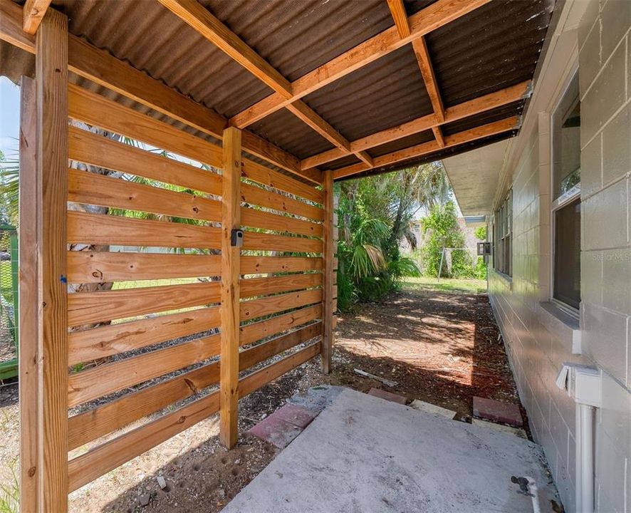 На продажу: $215,000 (2 спален, 1 ванн, 852 Квадратных фут)