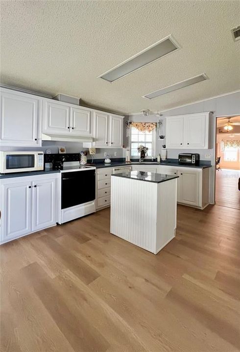 На продажу: $199,000 (3 спален, 2 ванн, 1355 Квадратных фут)