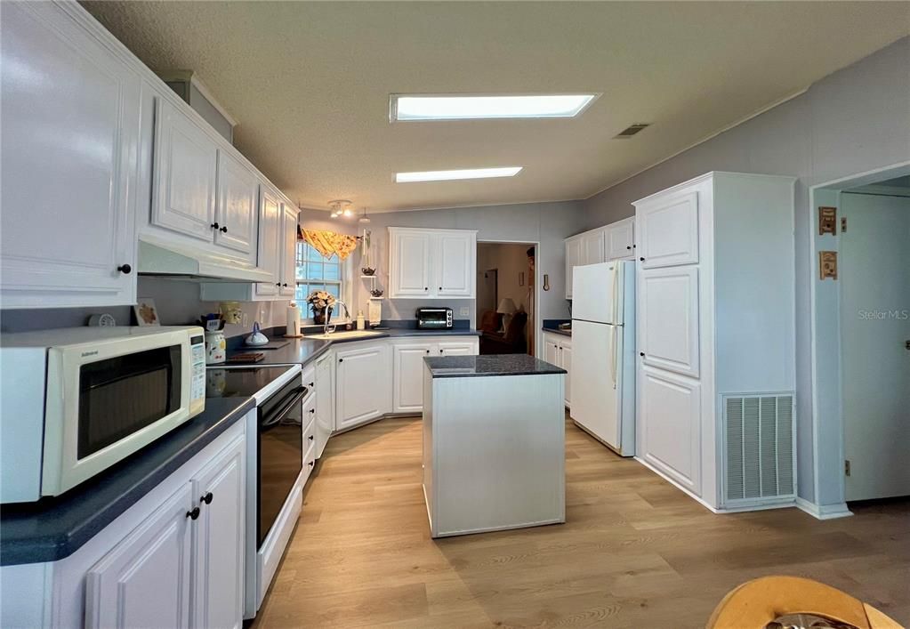 На продажу: $199,000 (3 спален, 2 ванн, 1355 Квадратных фут)