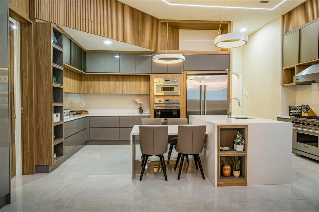 На продажу: $4,495,000 (4 спален, 5 ванн, 6159 Квадратных фут)
