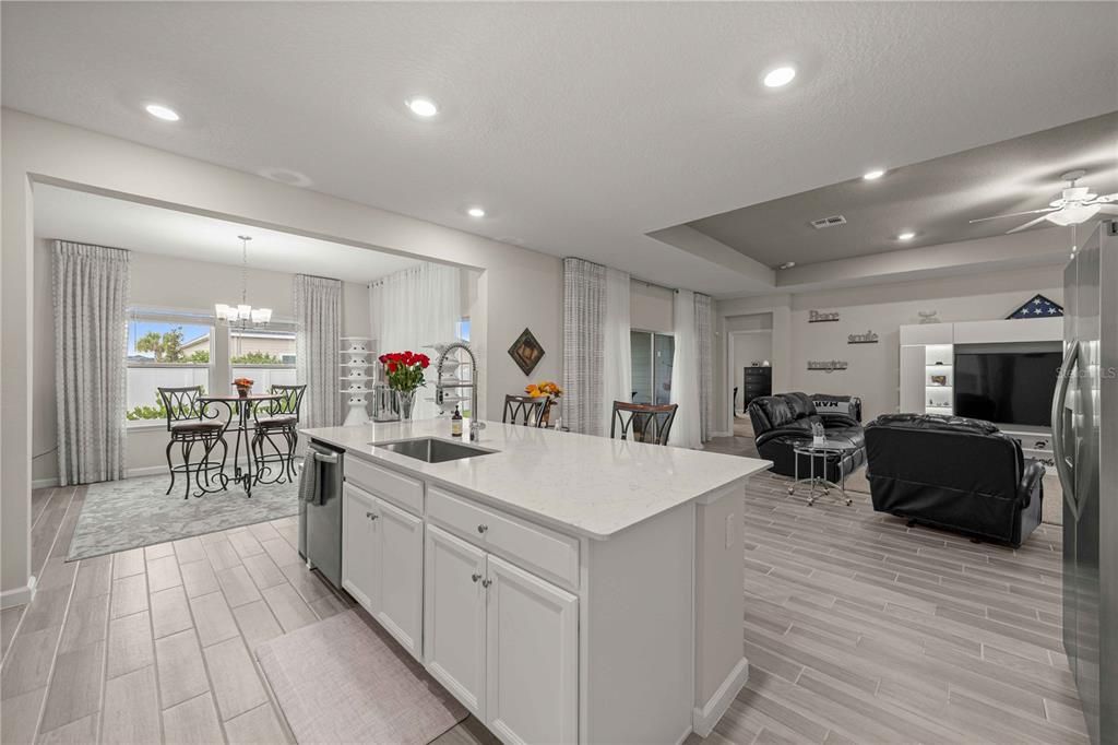 En Venta: $429,927 (4 camas, 3 baños, 2692 Pies cuadrados)