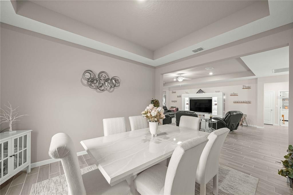 En Venta: $429,927 (4 camas, 3 baños, 2692 Pies cuadrados)