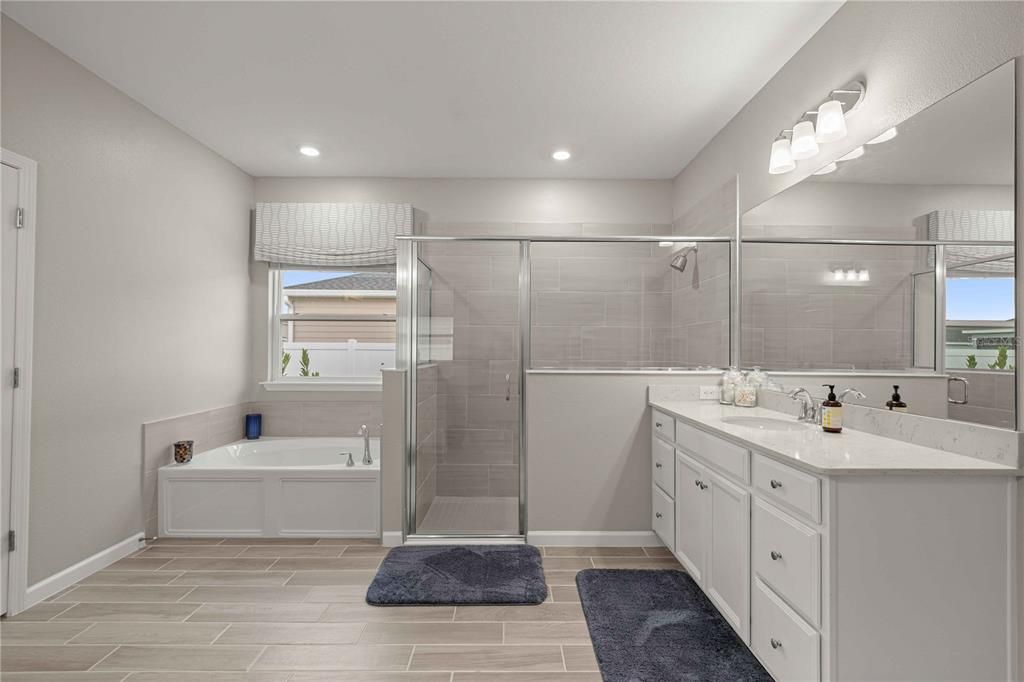 En Venta: $429,927 (4 camas, 3 baños, 2692 Pies cuadrados)