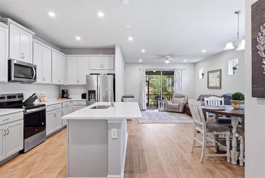 For Sale: $330,000 (2 beds, 2 baths, 1432 Square Feet)