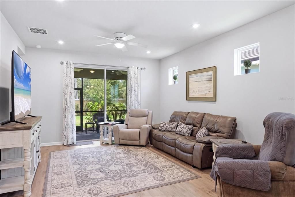 For Sale: $330,000 (2 beds, 2 baths, 1432 Square Feet)