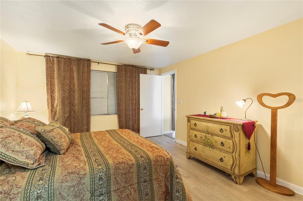 В аренду: $1,950 (2 спален, 2 ванн, 1334 Квадратных фут)