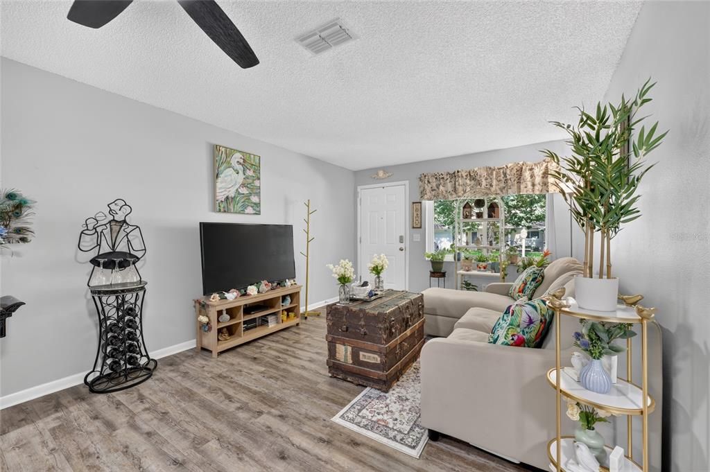 For Sale: $159,500 (2 beds, 2 baths, 1215 Square Feet)