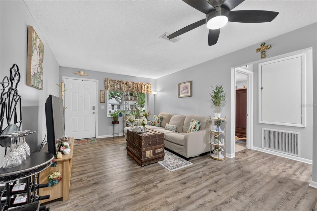 For Sale: $159,500 (2 beds, 2 baths, 1215 Square Feet)