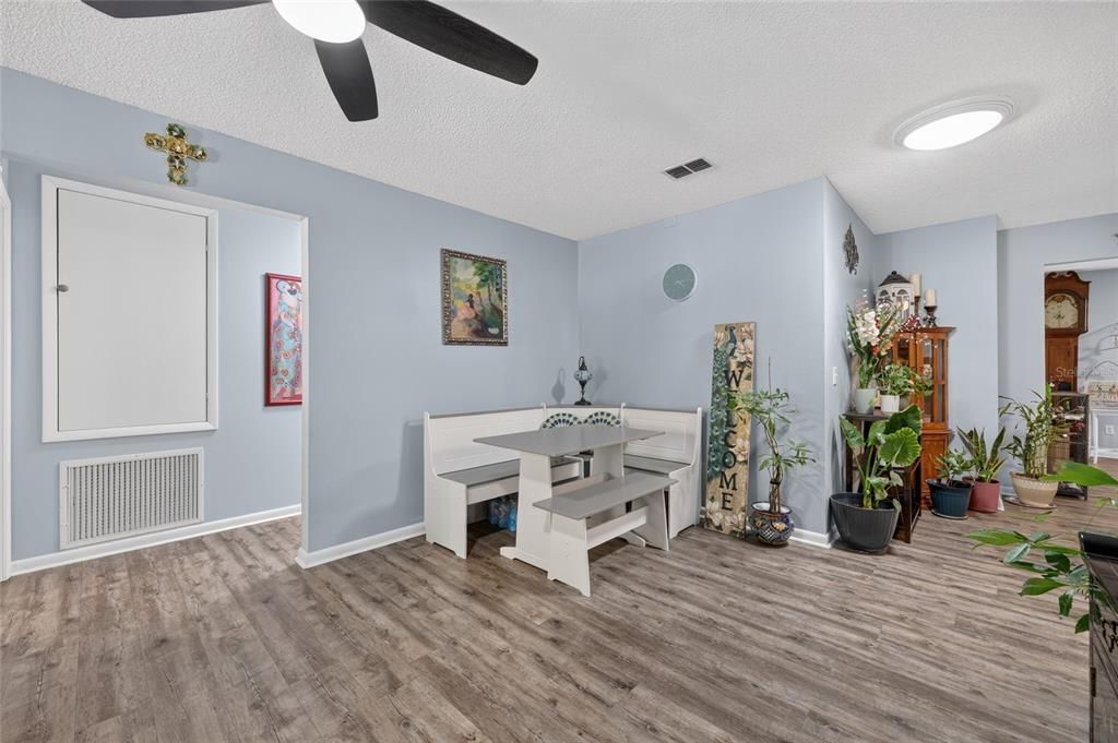 For Sale: $159,500 (2 beds, 2 baths, 1215 Square Feet)