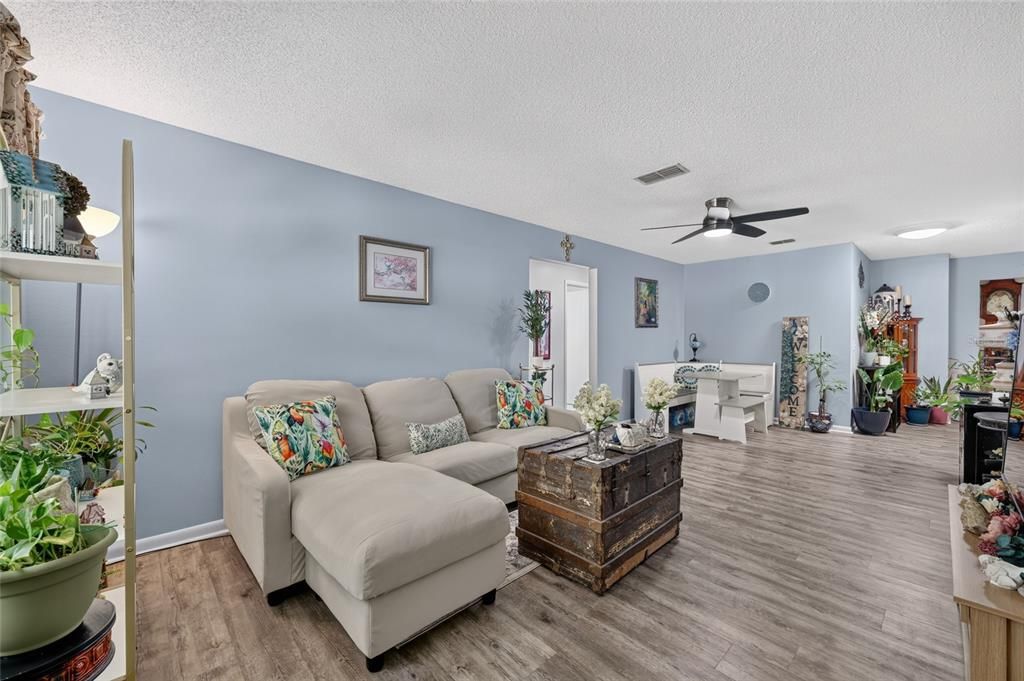 For Sale: $159,500 (2 beds, 2 baths, 1215 Square Feet)