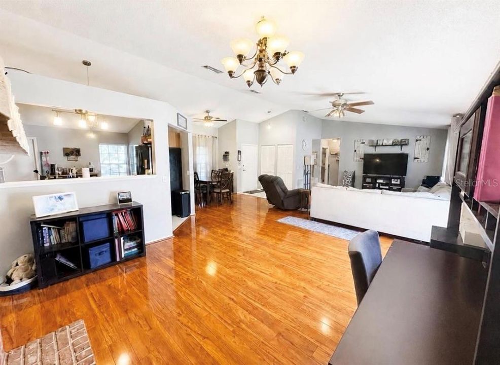 На продажу: $349,900 (3 спален, 2 ванн, 1628 Квадратных фут)