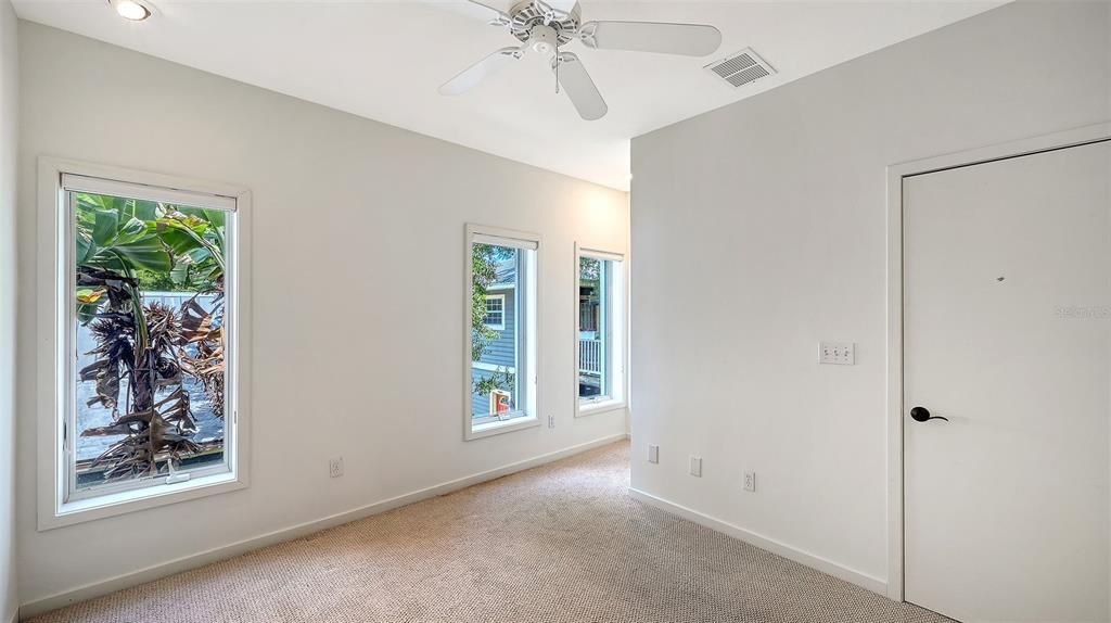 For Sale: $825,000 (3 beds, 3 baths, 1667 Square Feet)
