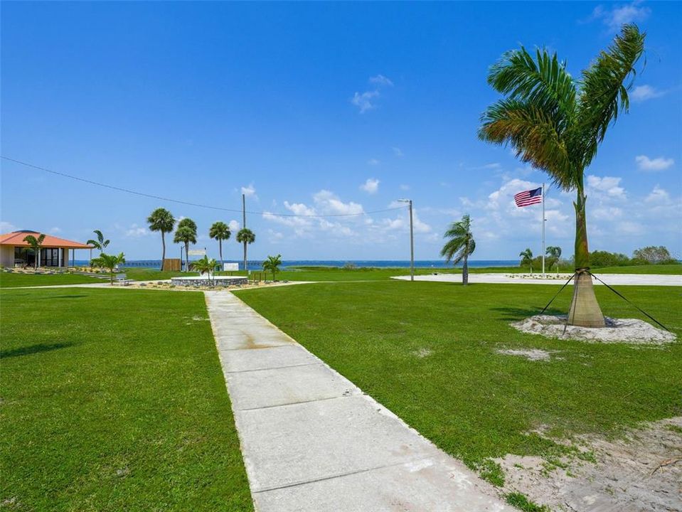 En Venta: $11,500 (0.50 acres)