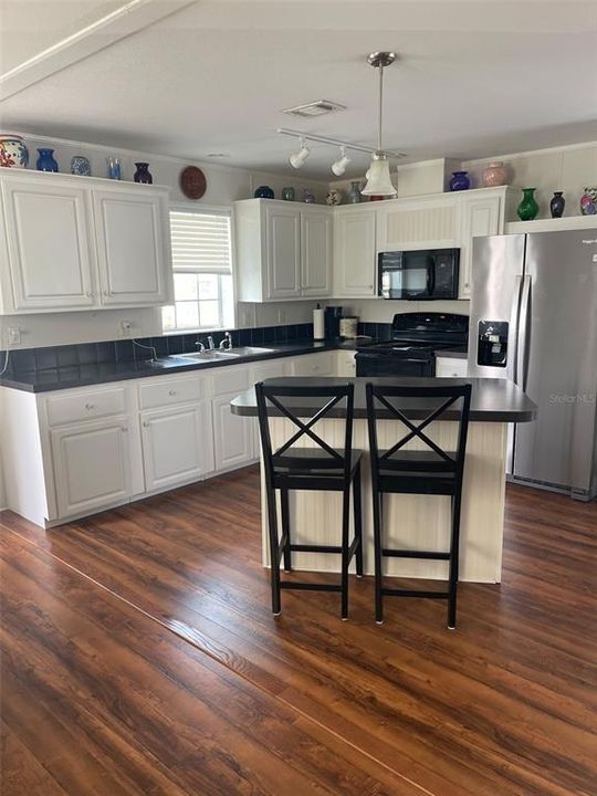 For Sale: $139,999 (2 beds, 2 baths, 960 Square Feet)