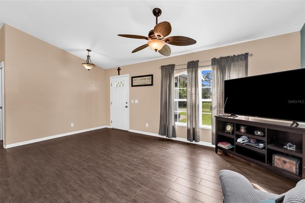 For Sale: $252,000 (3 beds, 2 baths, 1241 Square Feet)