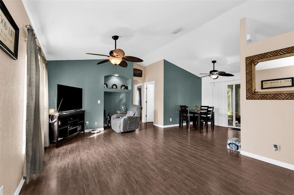 For Sale: $252,000 (3 beds, 2 baths, 1241 Square Feet)