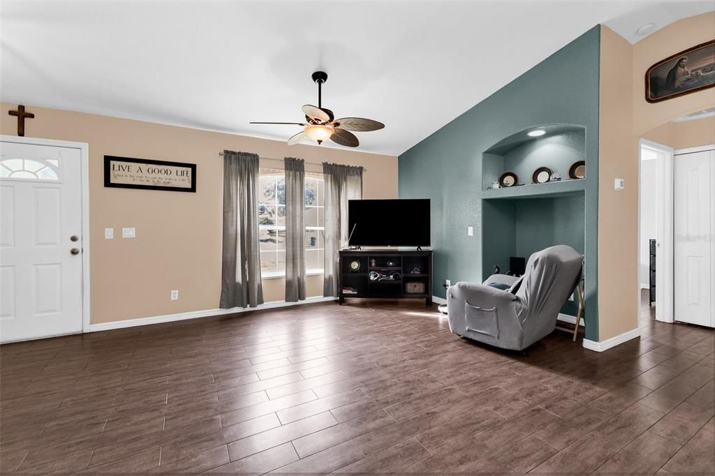 For Sale: $252,000 (3 beds, 2 baths, 1241 Square Feet)